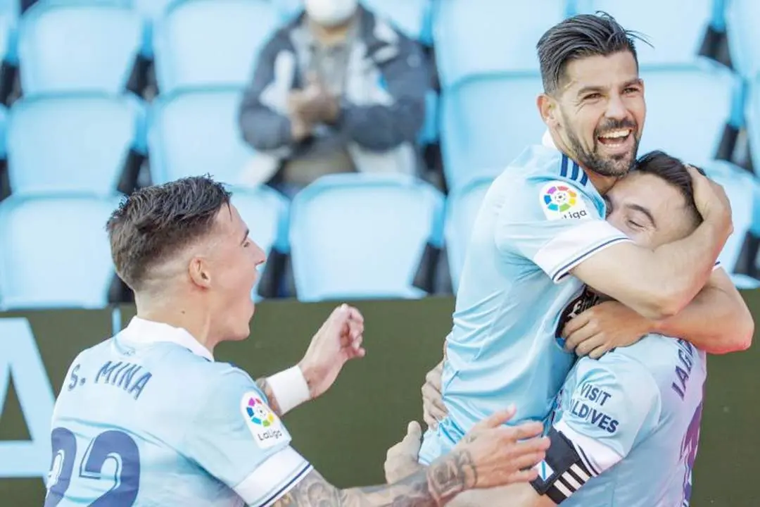 Nolito abraza a Aspas tras lograr su compa&ntilde;ero el 1-0 de penalti en el 30 - La Liga Santander