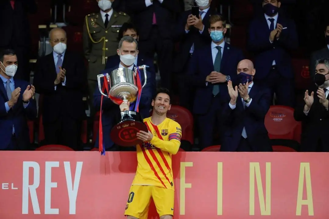 Leo Messi levanta la Copa del Rey. - EFE