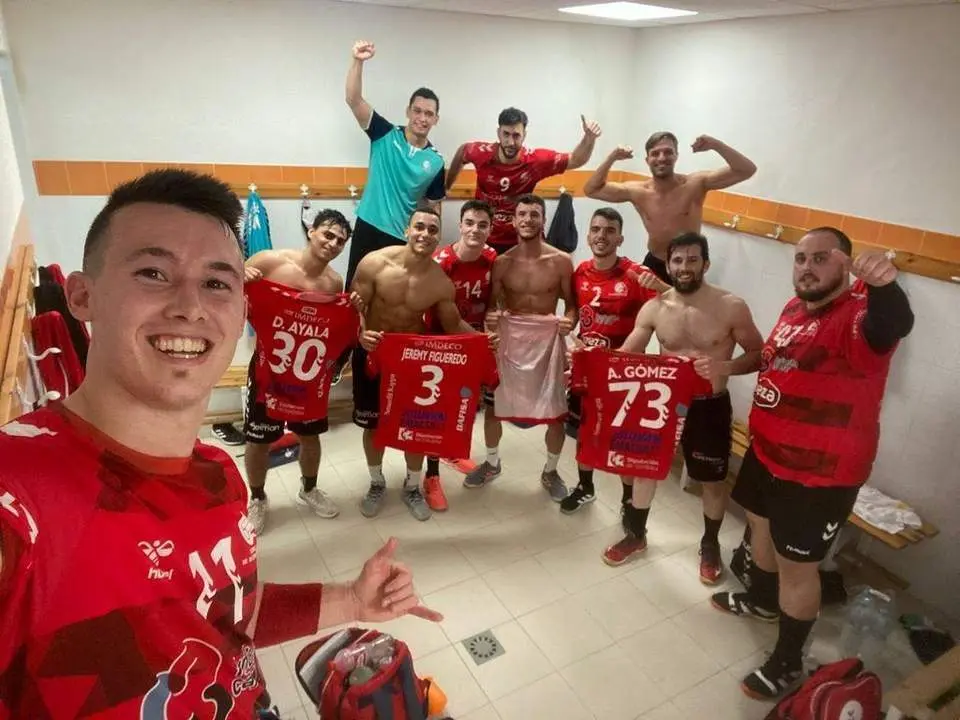 Sean Corning realiza un selfie con sus compa&ntilde;eros en el vestuario del Pabell&oacute;n Pitiu Rochel - | Cajasur CBM