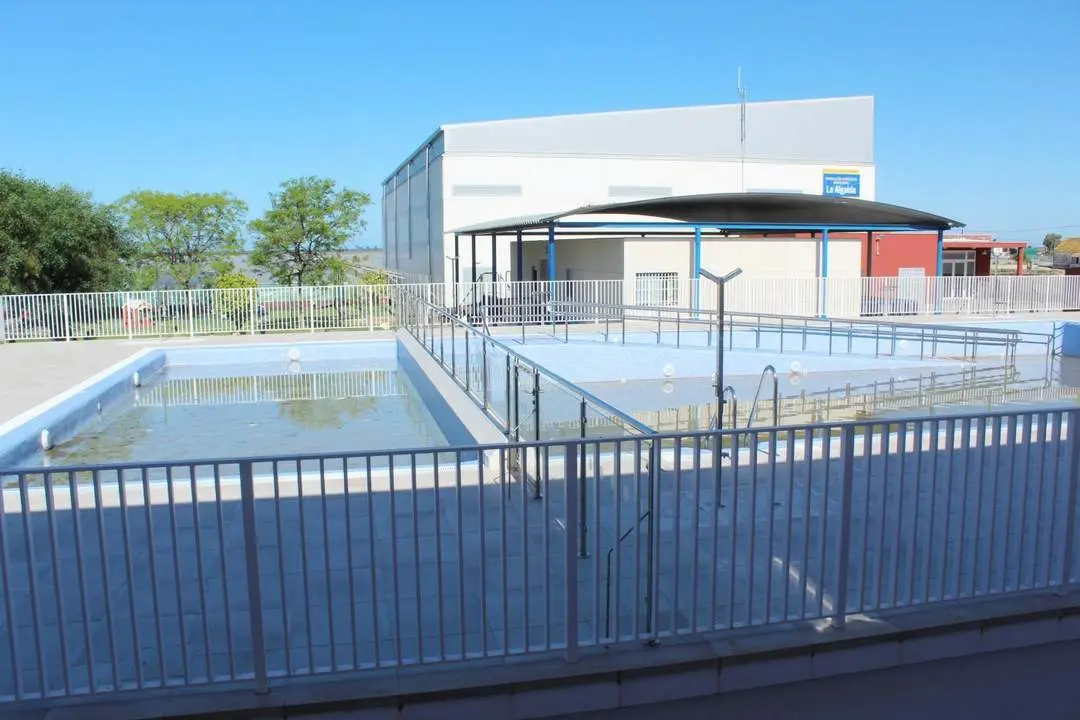 Imagen de las dos piscinas y del Pabell&oacute;n Cubierto del CEIP Maestra Caridad - Ra&uacute;l J. Bustillos