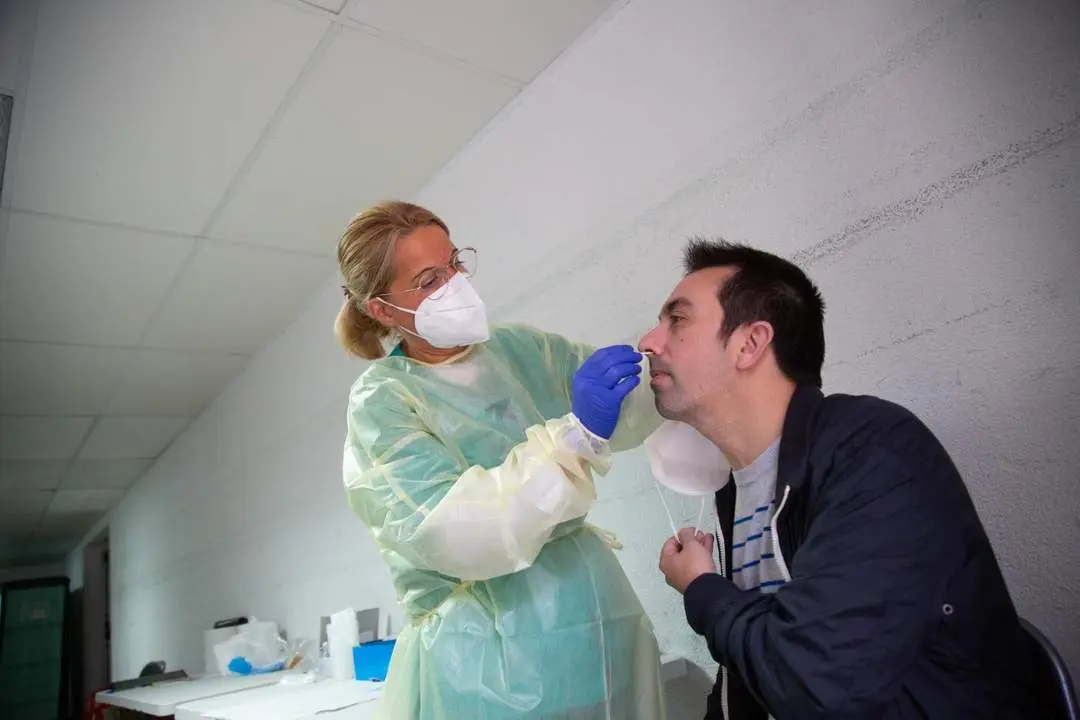 Una sanitaria realiza un test. - EP