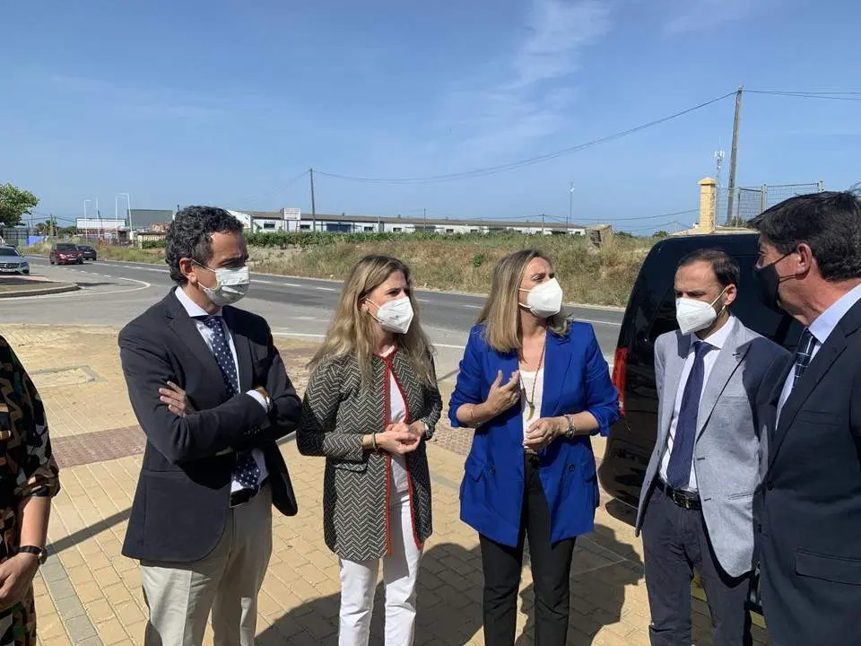Autoridades junto a la carretera de acceso a Sanl&uacute;car desde Chipiona. - C. Cruz