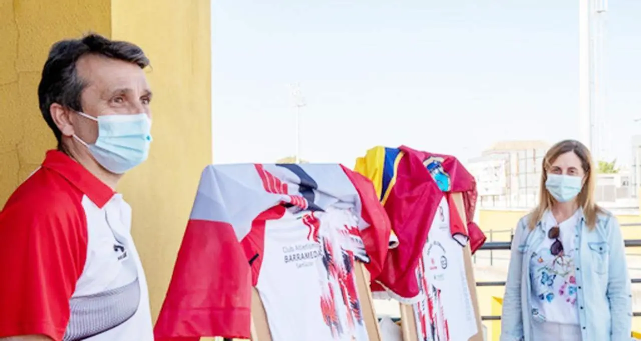 Un momento de la presentaci&oacute;n de la camiseta solidaria del CA Barrameda - CAB