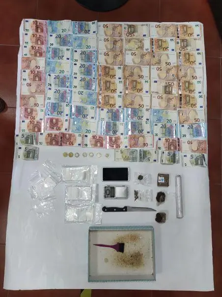 Efectos intervenidos en un punto de venta de droga en Los Barrios. - AI