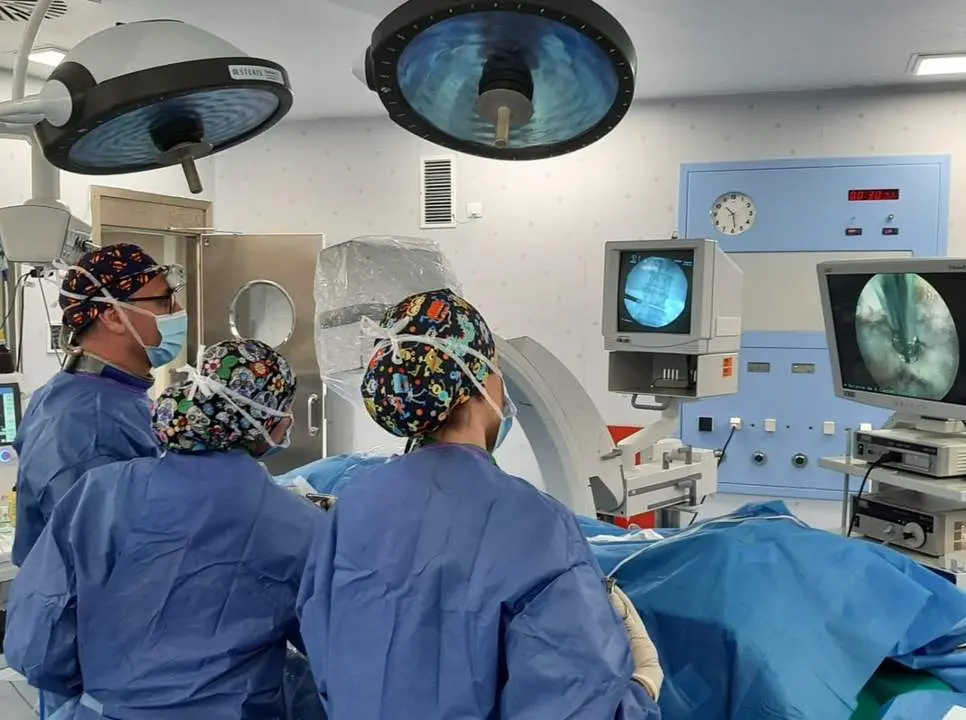Dr. Rafael Peria&ntilde;ez Moreno en una operaci&oacute;n. - Vithas
