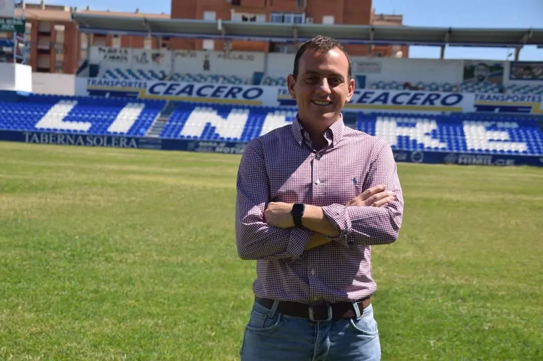 Alberto Gonz&aacute;lez, en Linarejos, en su presentaci&oacute;n con el Linares Deportivo - 