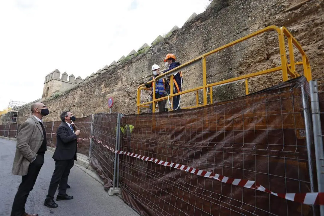 Visita a las actuaciones en la muralla. - Ayto