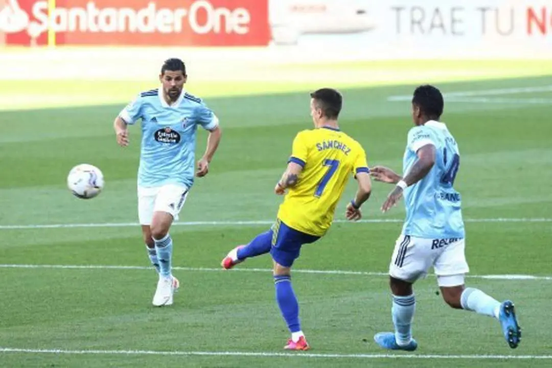 El sanluque&ntilde;o Nolito observa como su paisano Salvi centra el bal&oacute;n - C&aacute;diz CF