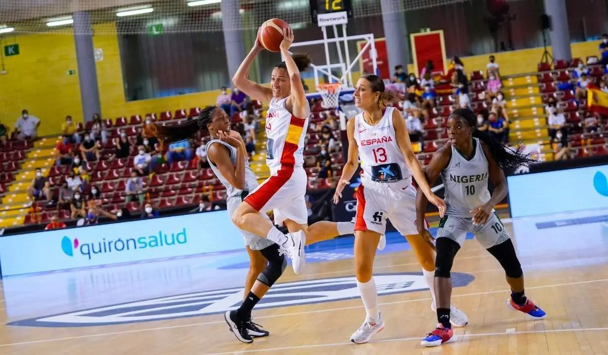 Laia Palau controla un bal&oacute;n en partido de ayer en Vista Alegre - | FEB
