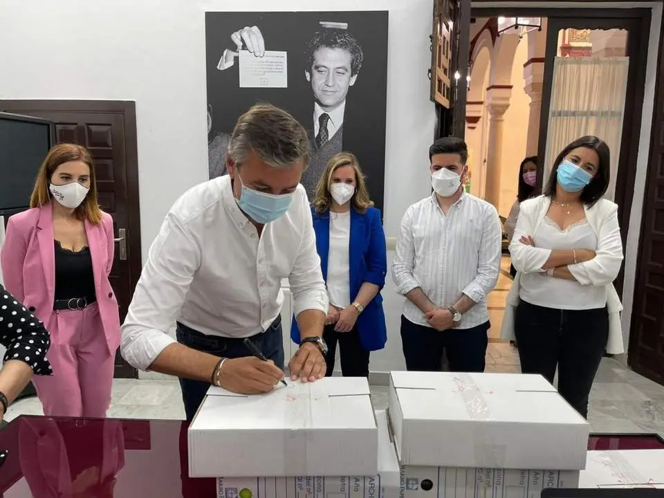 El alcalde de Salteras, Antonio Valverde, entrega los avales de la candidatura de Susana D&iacute;az. - Europa Press