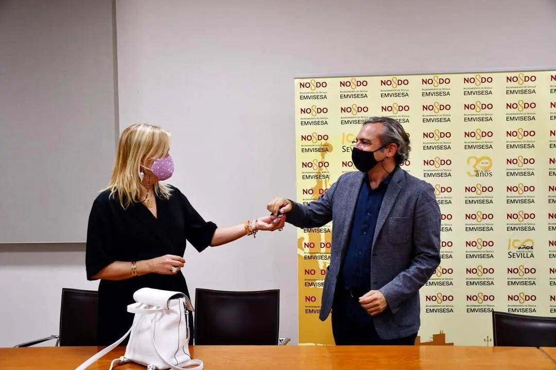 El gerente de Emvisesa, Felipe Castro, durante la entrega de una vivienda. - AYTO