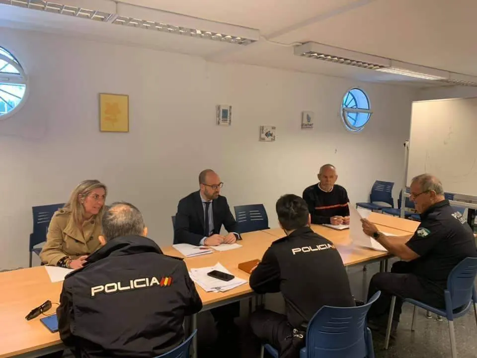 Marina Peris y Germ&aacute;n Beardo con la Polic&iacute;a Local. - AI