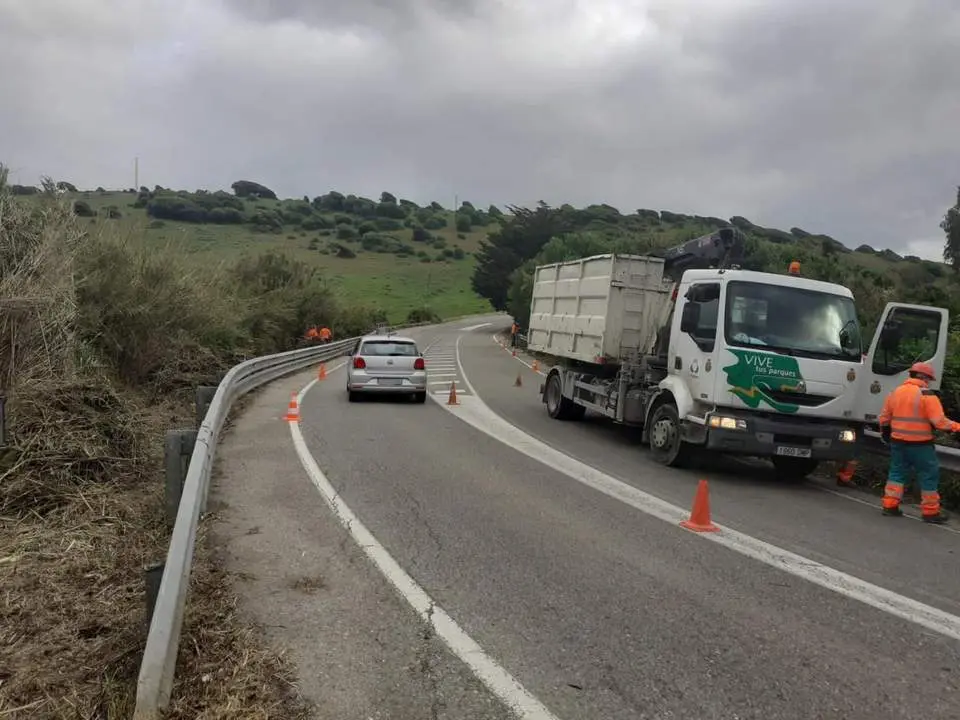 Trabajos en la carretera el faro el pasado mes de abril. - A. I.