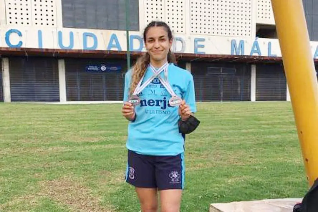 Martas Vargas con las dos medallas obtenidas - CAS