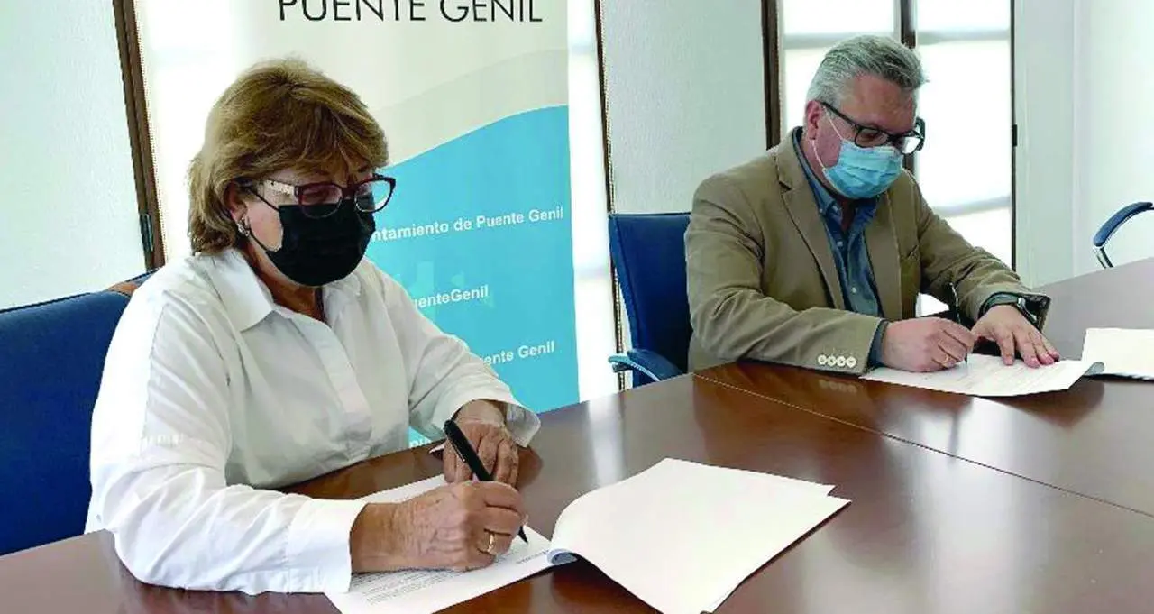 Firma del convenio en el Ayuntamiento entre Alicia Duclos y Esteban Morales.     - 