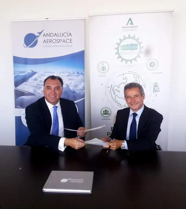 El consejero delegado de Extenda, Arturo Bernal, y el presidente del cl&uacute;ster Andaluc&iacute;a Aerospace, Antonio G&oacute;mez-Guillam&oacute;n.  - Cedida