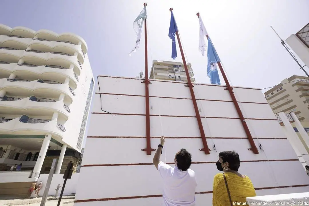 El alcalde y la concejala de Playas izan la Bandera Azul en la Victoria.  - 