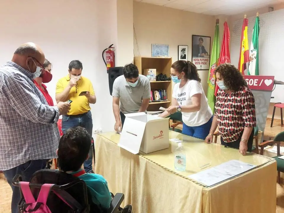 Recuento de votos en la sede del PSOE de Alcal&aacute;, en la tarde de este domingo.  - PSOE
