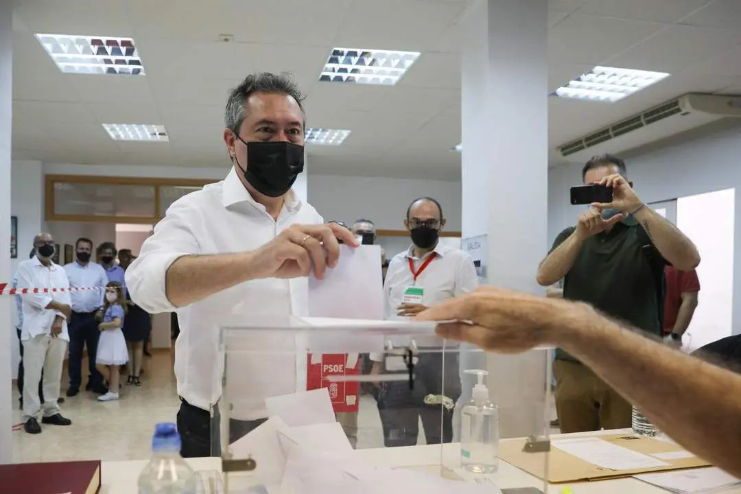 El alcalde de Sevilla, Juan Espadas, vota en las primarias del PSOE-A. - EP