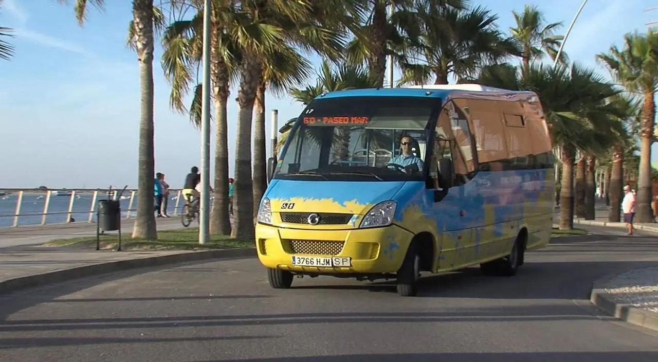 El autob&uacute;s que realiza la ruta por la playa. - Informaci&oacute;n.