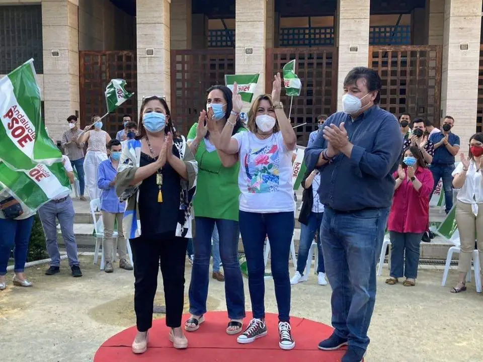 Gabriel Cruz, junto a Susana D&iacute;az, en un acto de campa&ntilde;a el pasado 4 de junio.  - @psoehuelvacapital