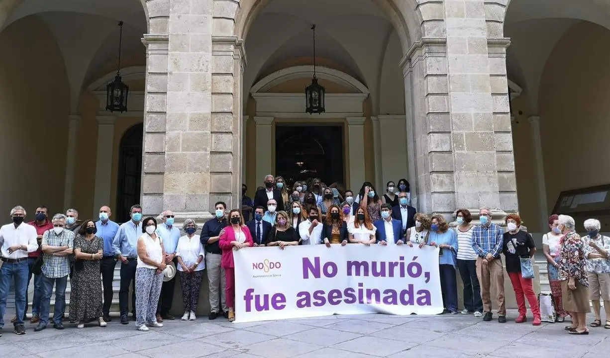 Minuto de silencio en el Ayuntamiento por el asesinato de Alicia Rodr&iacute;guez. - AYTO