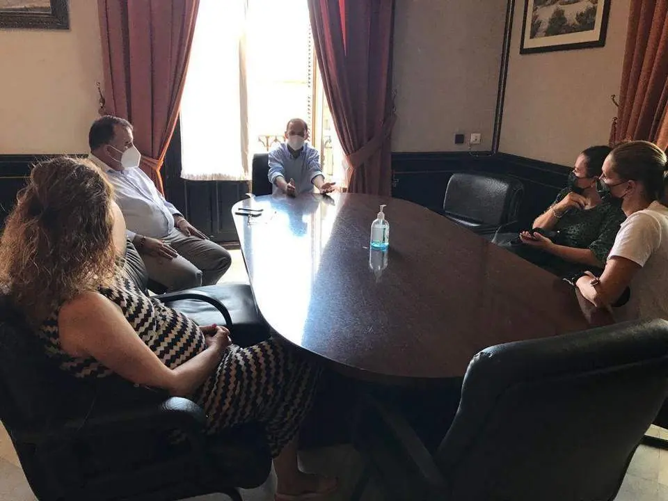El alcalde de Sanl&uacute;car, durante la reuni&oacute;n con los trabajadores de Inditex. - Informaci&oacute;n.