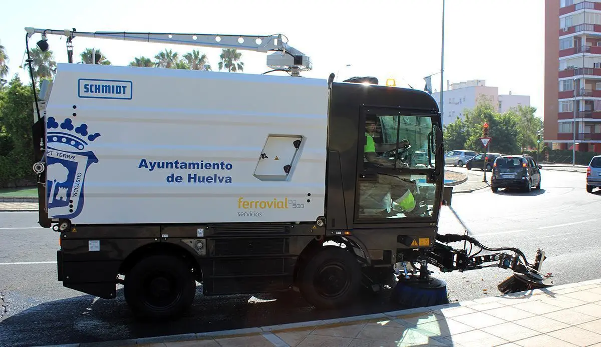 Cami&oacute;n de limpieza de Ferrovial para el Ayuntamiento. - VH