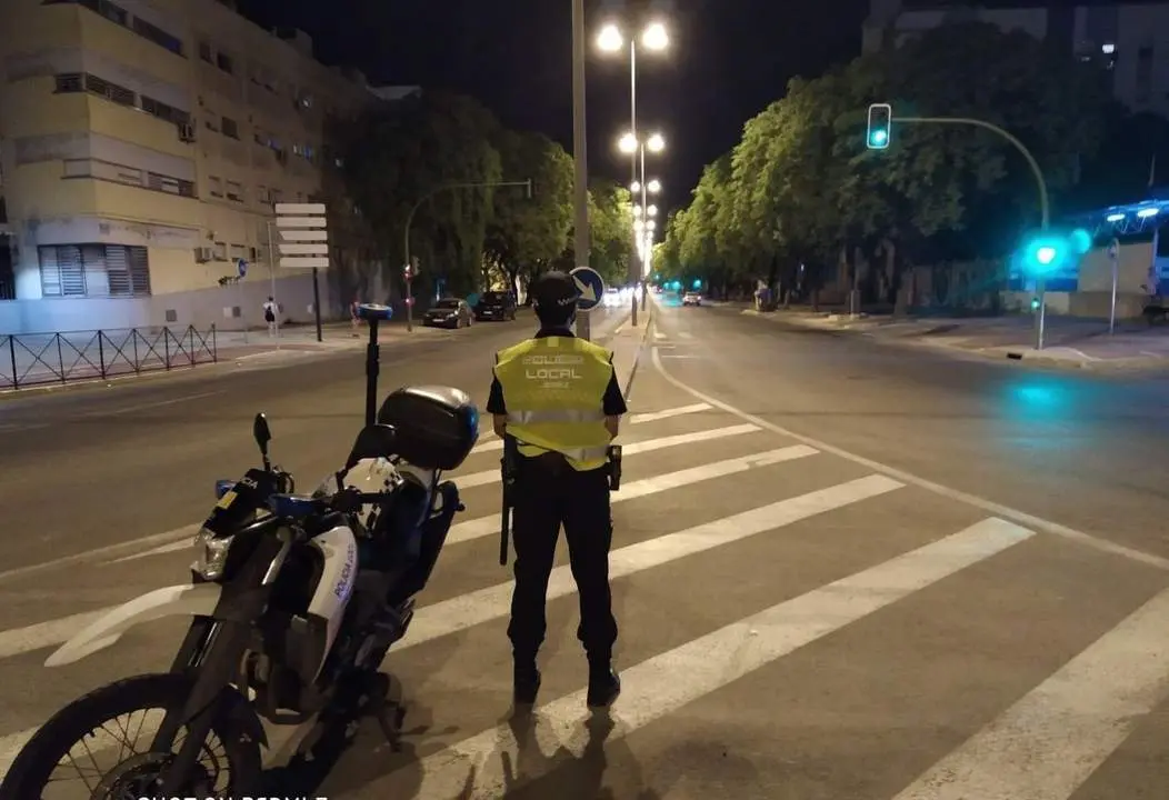 Un agente de la Polic&iacute;a local en un control de seguridad - Polic&iacute;a local