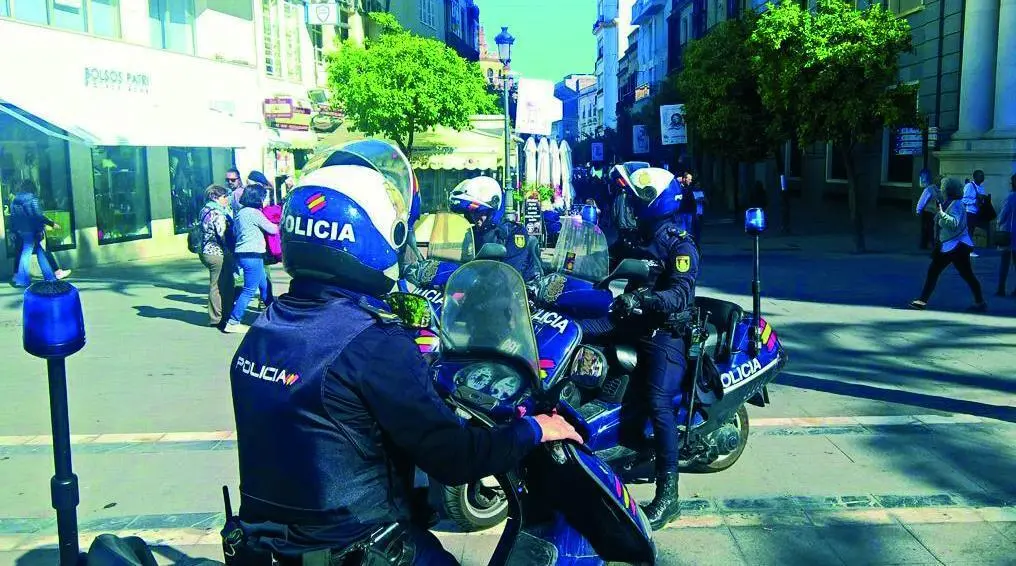 Una patrulla de agentes motorizados en el centro de Jerez - Polic&iacute;a Nacional