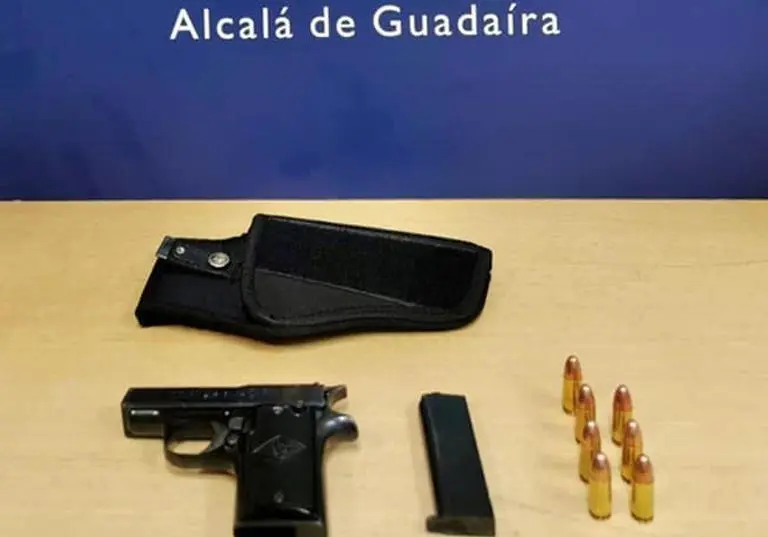 Arma localizada en el veh&iacute;culo. - PN