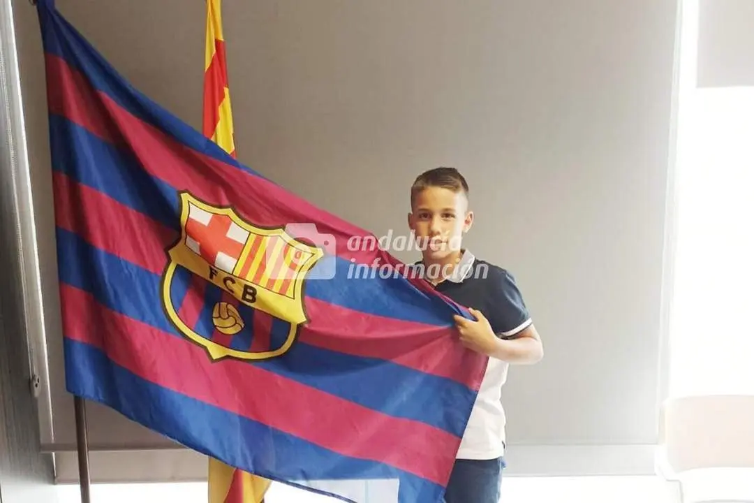 Alejandro Oviedo, en Barcelona, con la bandera y el escudo que empezar&aacute; a defender la pr&oacute;xima temporada - A. I.