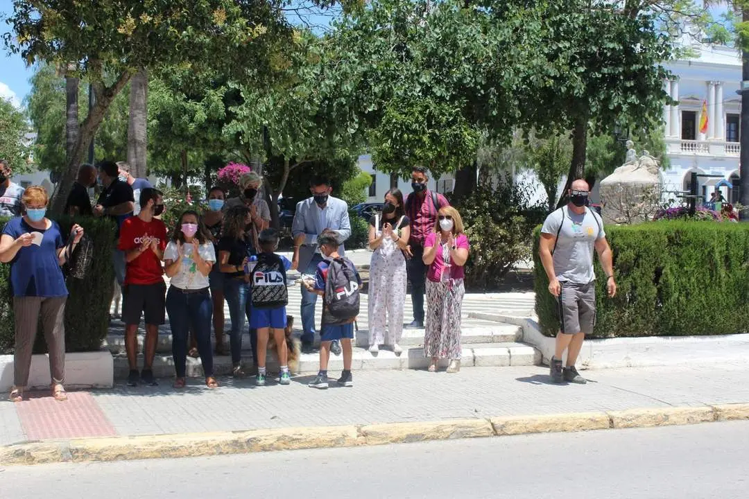 Aplausos en las puertas de los centros educativos. - A.I.