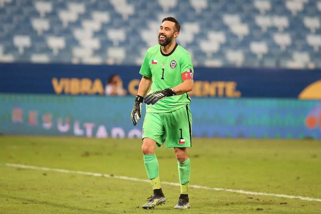 El portero del Real Betis, Claudio Bravo, durante un encuentro de la Copa Am&eacute;rica con Chile. - SELECCION CHILE