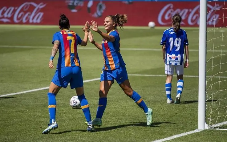 Jugadoras del FC Barcelona celebrando un gol ante el Sporting.  - VH