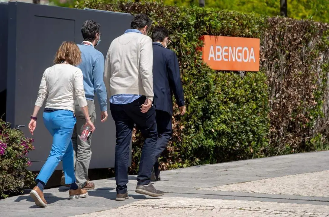 Un grupo de personas entran en la sede de Abengoa de Sevilla. - EP