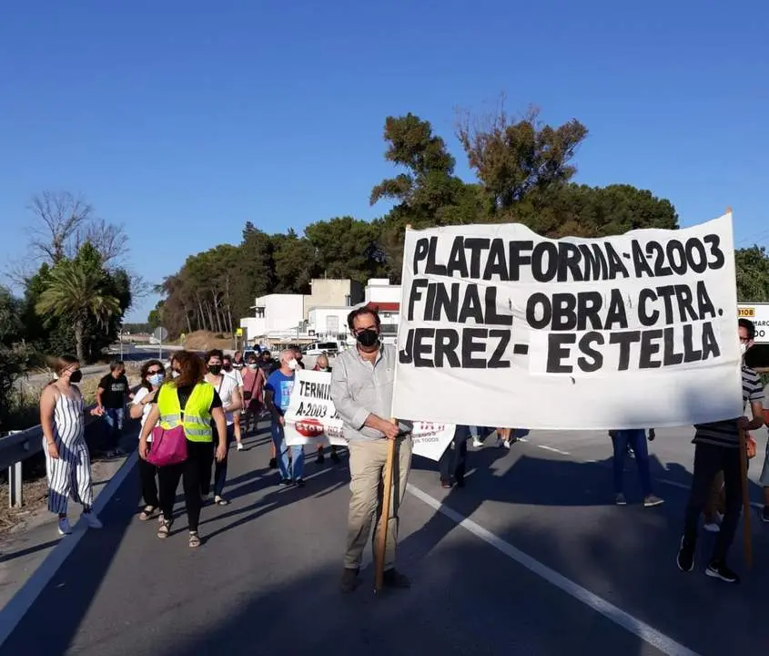 Los vecinos se han manifestado este viernes a &uacute;ltima hora.  - Plataforma A-2003