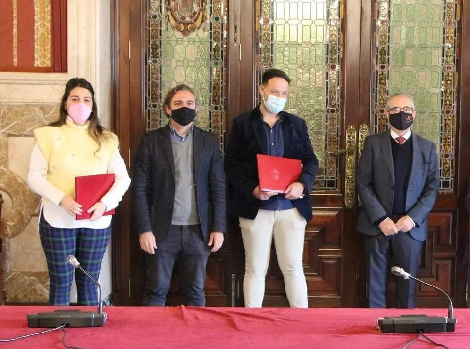 Acto de la firma de los convenios de cesi&oacute;n. - Ayuntamiento