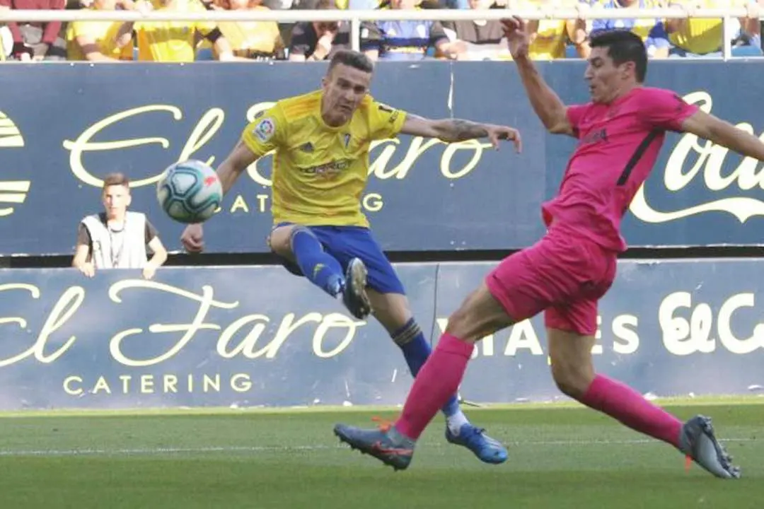 Salvi en uno de los muchos partidos que ha disputado en el Carranza - C&aacute;dizz CF