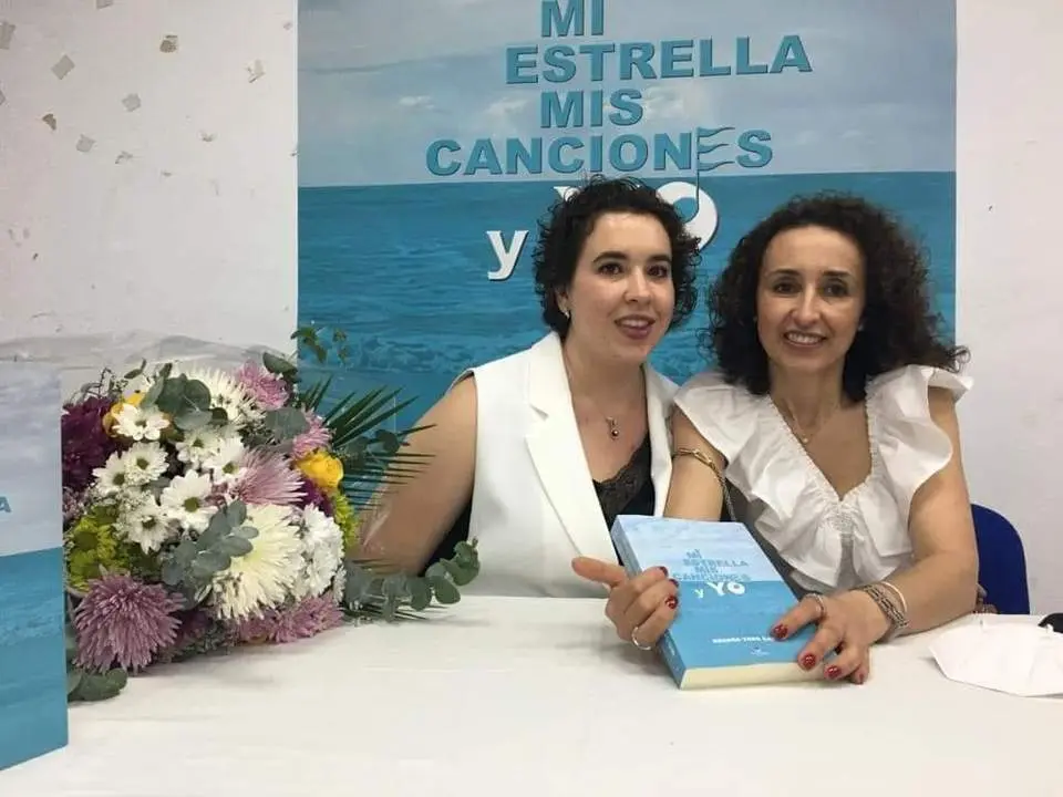 Brenda Varo Garc&iacute;a junto a su madre durante la presentaci&oacute;n de su libro.  - 