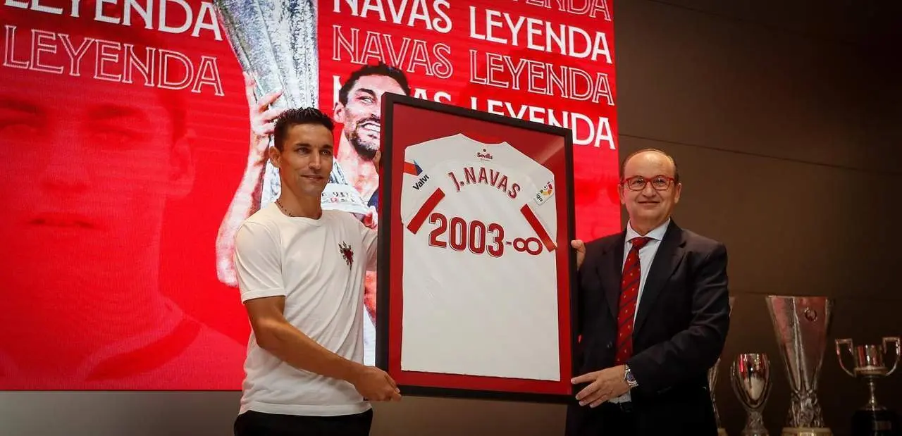 El futbolista del Sevilla, Jes&uacute;s Navas posa ante los medios en el acto de su renovaci&oacute;n. - efe
