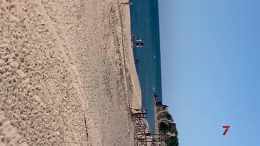 Auxilian a 25 migrantes en la playa de Marisucia y detienen al paterista