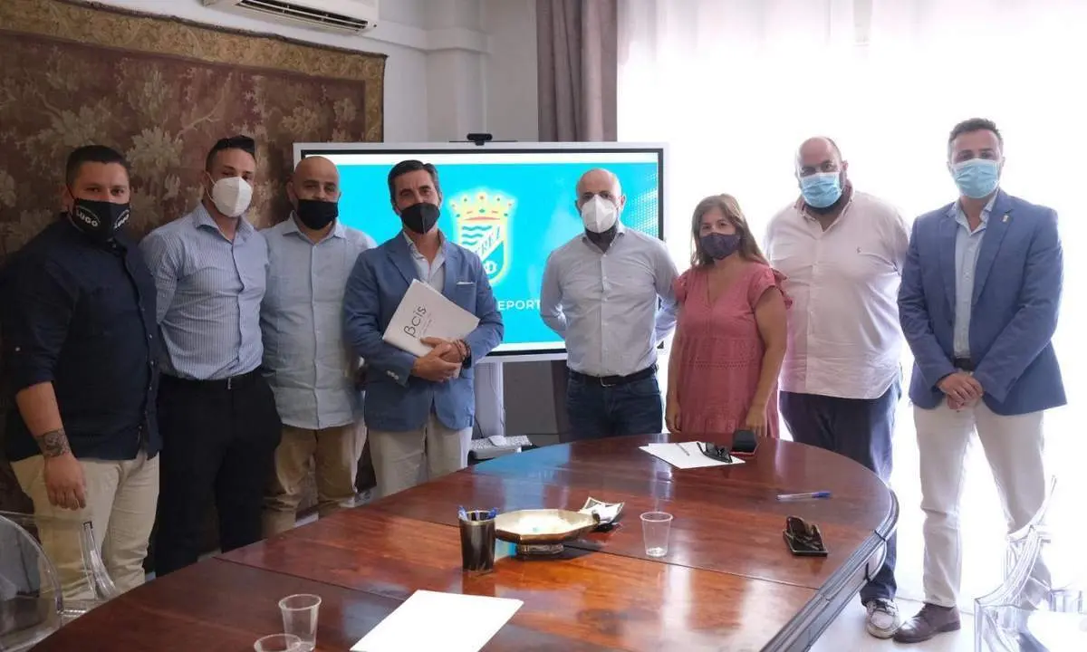 Miembros del nuevo Consejo de Administraci&oacute;n del Xerez CD en el despacho de abogados. - Cristo Garc&iacute;a