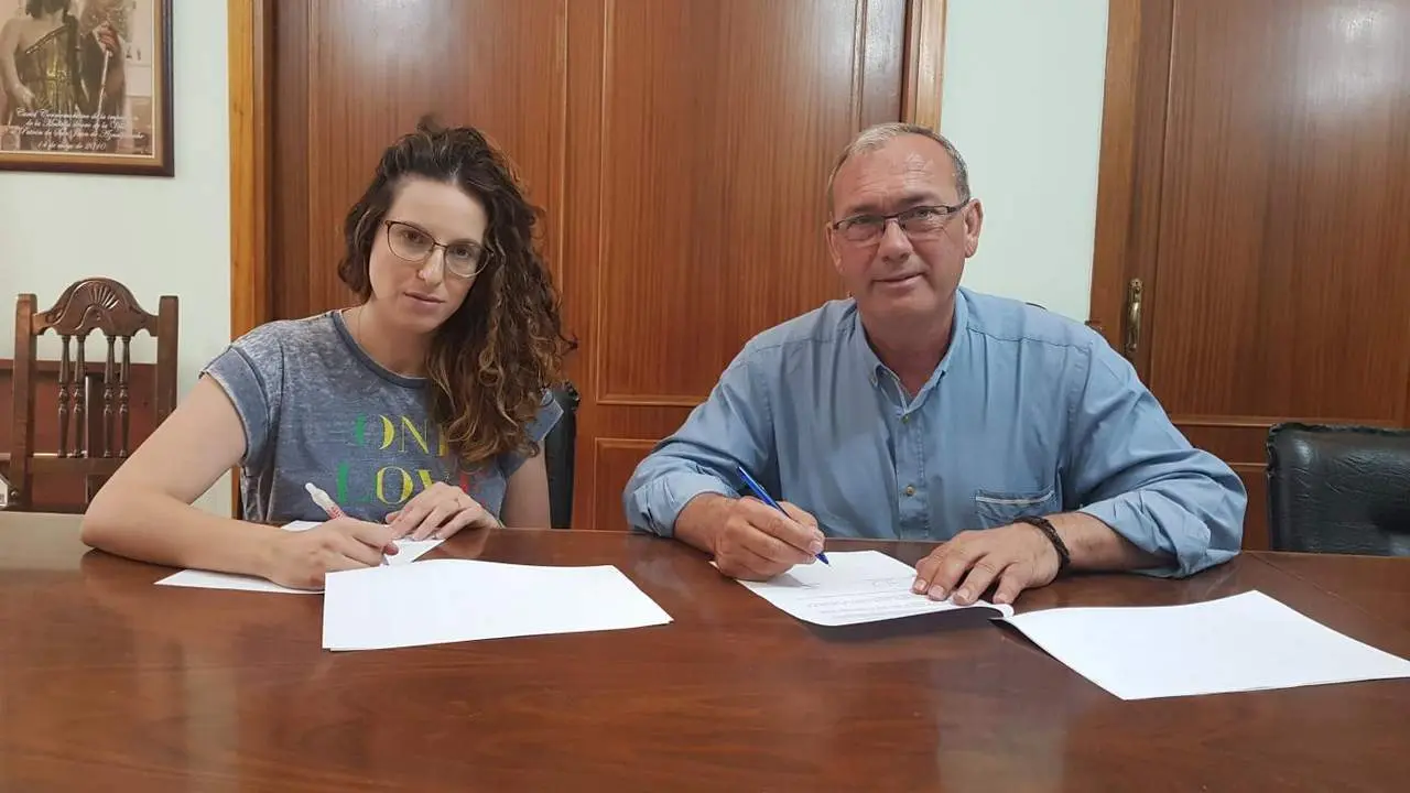 Blanca Montero y Fernando Zamora, en la firma del acuerdo. - EP