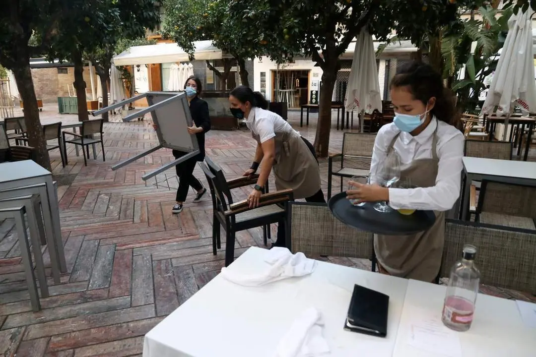Un grupo de camareras recogen una terraza en Andaluc&iacute;a. - &Aacute;lex Zea/ EP