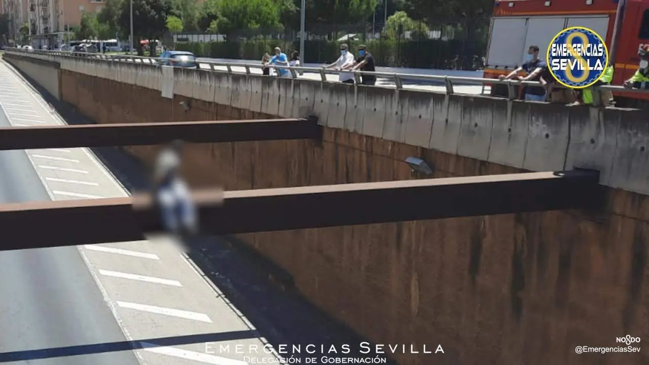 Rescate de un hombre que intent&oacute; suicidarse desde el puente de la Ronda Urbana Norte. - EMERGENCIAS