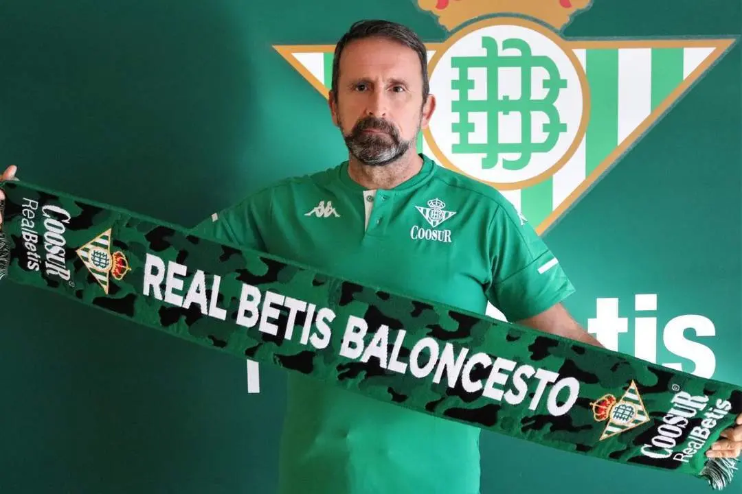 El t&eacute;cnico Joan Plaza, posa con la bufanda del Coosur Real Betis. - rbb