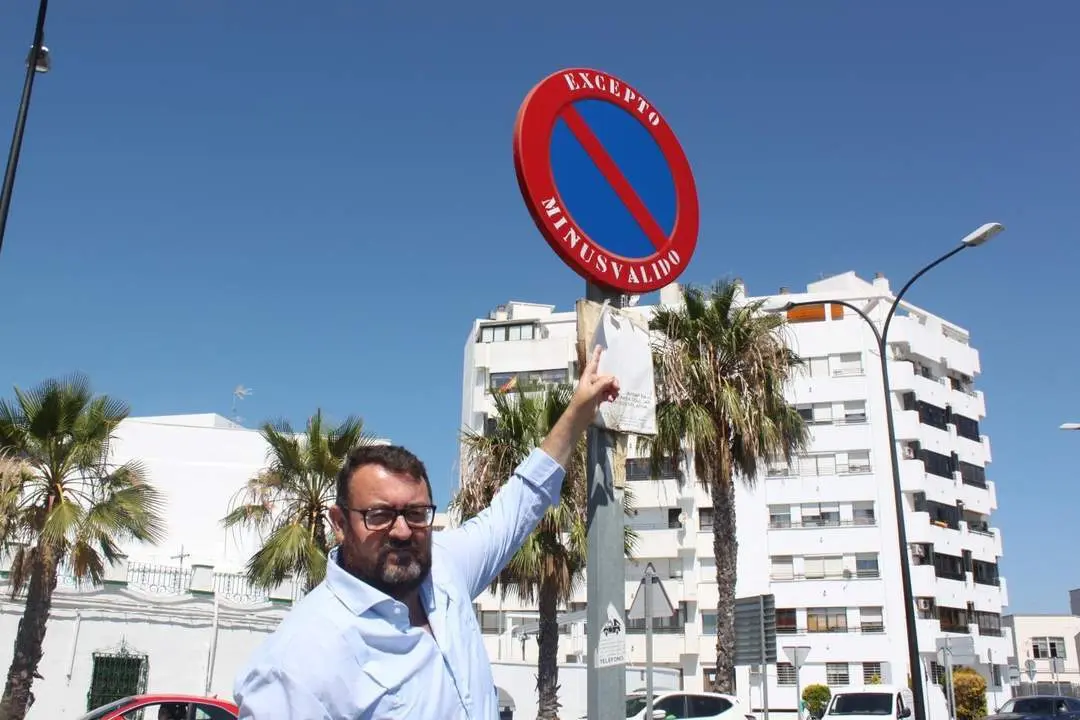 Picardo ante una de las se&ntilde;ales. - 