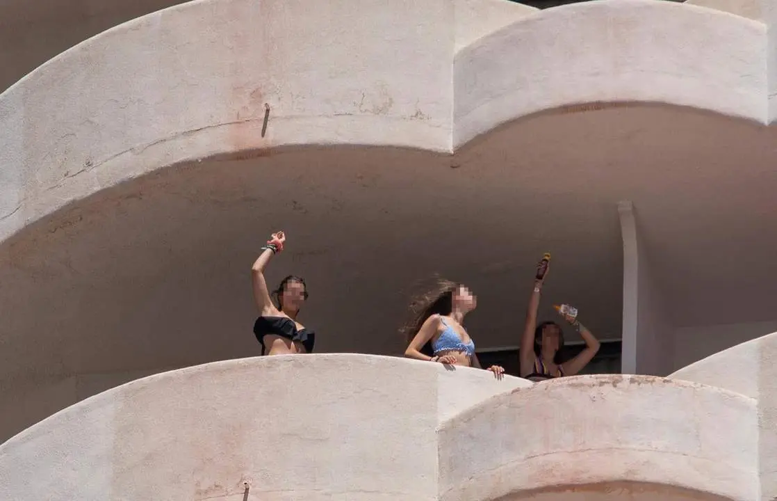 J&oacute;venes en el hotel Covid de Mallorca. - EFE/Atienza