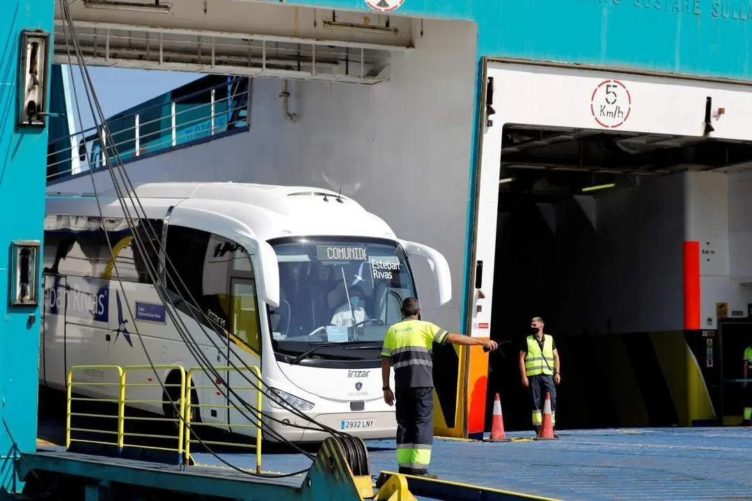 Un autob&uacute;s saliendo del puerto. - EFE